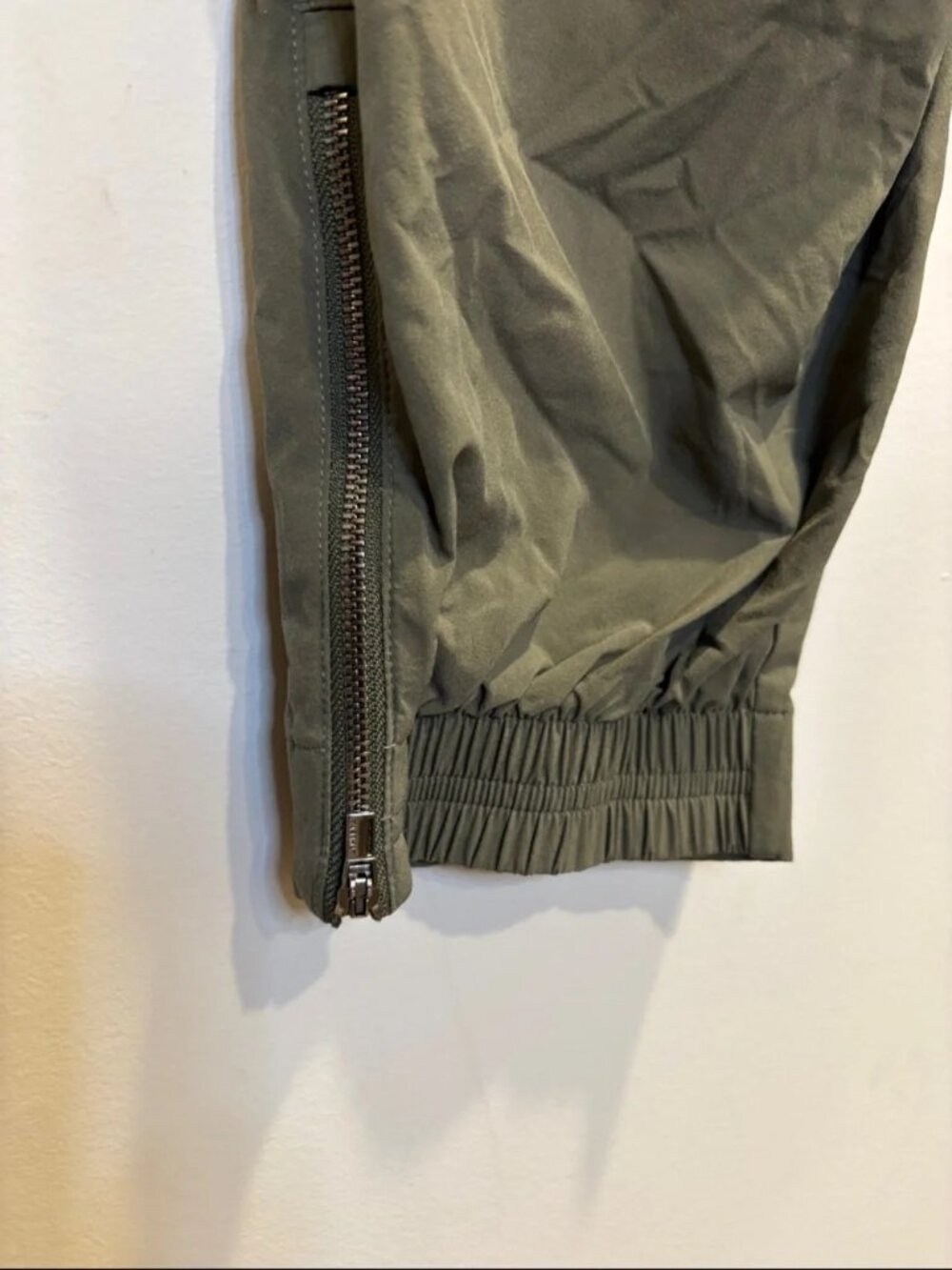 Athleta Brooklyn Joggers Green Women's Size 16 EUC Zippered Ankle - Picture 3 of 4